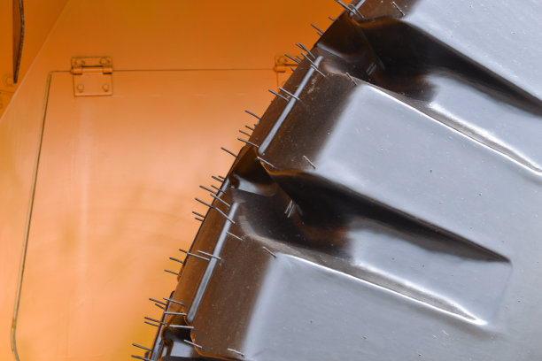 橙色车身背景上有一个大轮胎的碎片。背景。图片下载