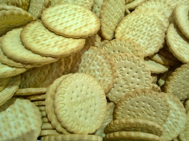 是喝茶和喝咖啡的休息时间。很多圆形的饼干。一个美味和健康的饼干为健康和饮食。食品的背景。饼干翻译:玛丽亚。图片下载