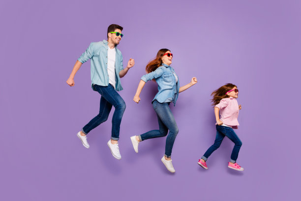 全身照片的妈妈爸爸和狐狸小女士走在海滩上穿休闲衣服孤立的紫色背景图片下载