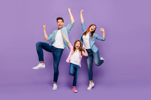 全身照片欣喜爸爸妈妈和小狐狸精女士酷赢穿休闲装孤立的紫色背景图片下载