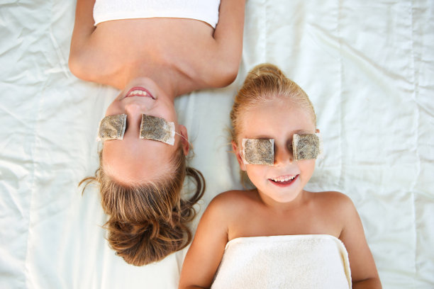 眼袋泡茶的漂亮女孩。前视图。图片下载