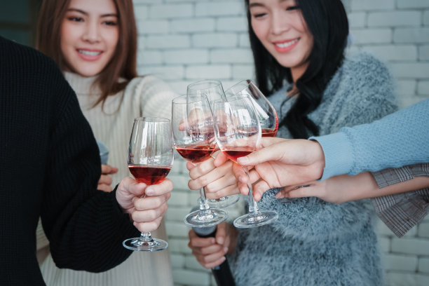 一群亚洲朋友喜欢聚会和一起喝酒图片下载