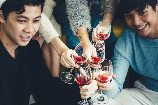 一群亚洲朋友喜欢聚会和一起喝酒图片下载