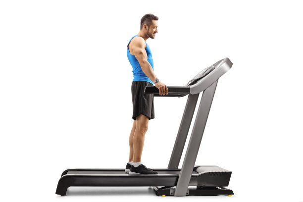 年轻人站在跑步机上图片下载