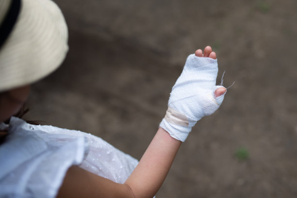 手上缠着绷带的孩子图片下载