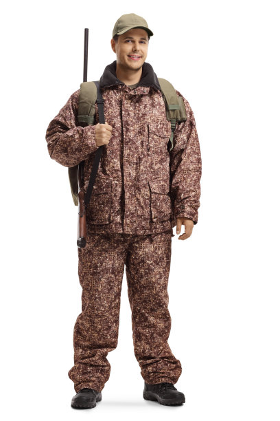 身着迷彩服的猎人图片下载