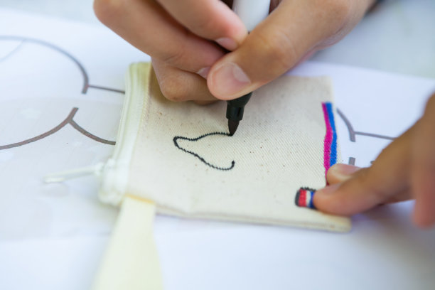 用彩色笔画画。图片下载