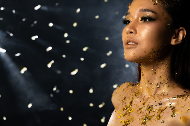 女人用金箔或金叶装饰图片下载