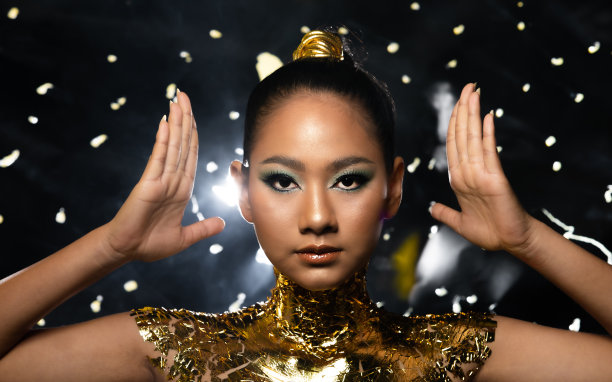 女人用金箔或金叶装饰图片下载