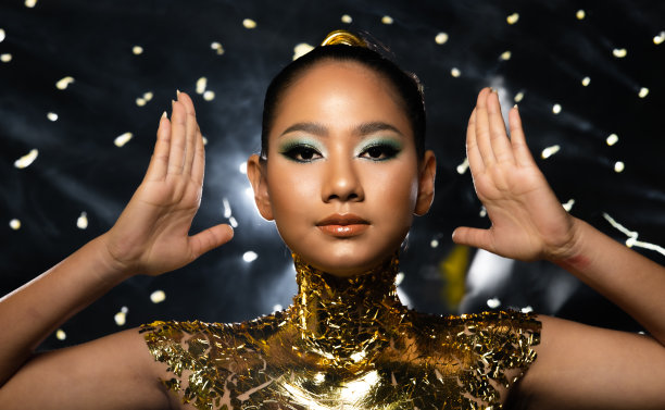 女人用金箔或金叶装饰图片下载