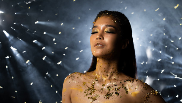 女人用金箔或金叶装饰图片下载