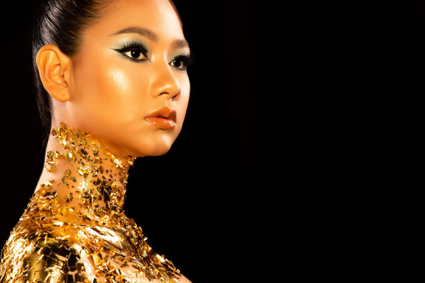 女人用金箔或金叶装饰图片下载