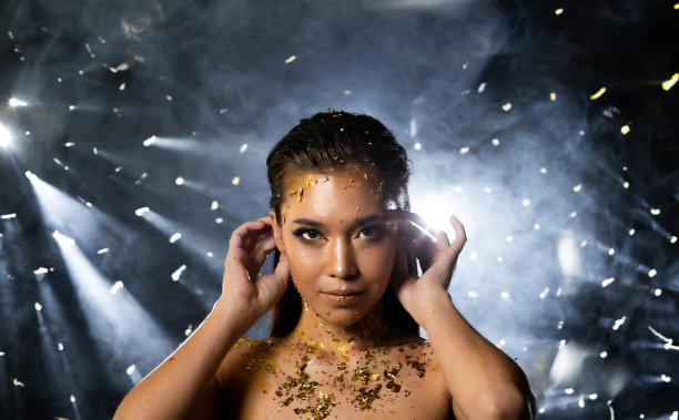 女人用金箔或金叶装饰图片下载