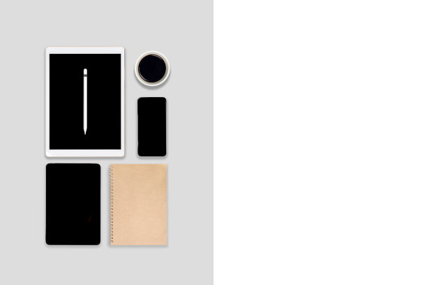 平放办公桌子与笔记本电脑，数字平板电脑，手机和配件的照片。以现代色调为背景。桌面办公室模型概念。图片下载