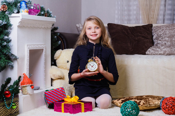 美丽的白头发女孩在壁炉旁摆姿势，圣诞和新年的心情图片下载