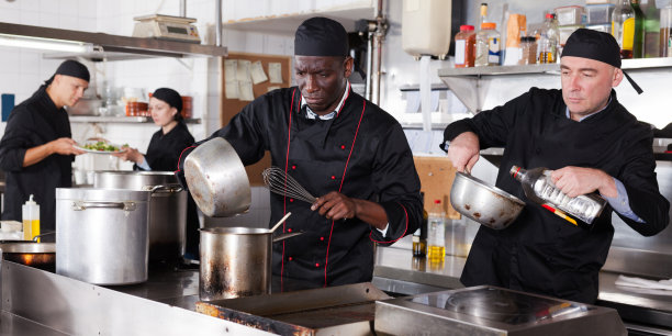 在餐厅厨房工作的积极厨师图片下载