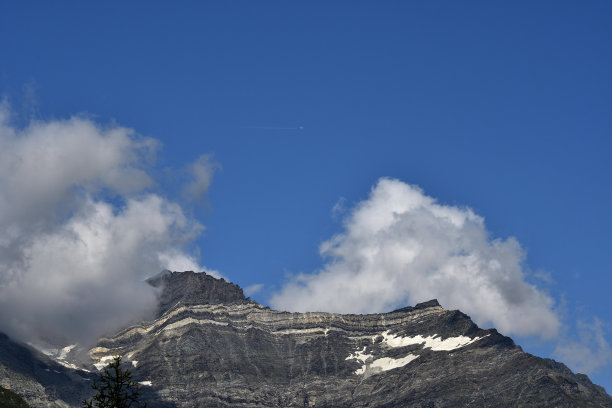 Sassa d' entova和Pizzo Malenco上空的白云。图片下载