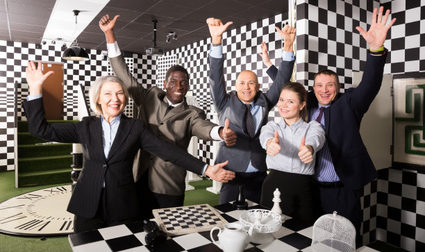 兴高采烈的商人在探索房间图片下载