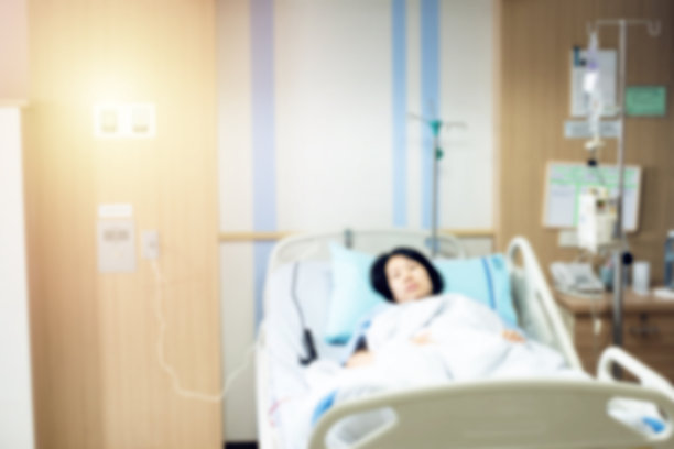 在病房医院背景床上的散焦病人。病人在医院打点滴的模糊图像作背景使用。医疗保健和医疗理念。图片下载