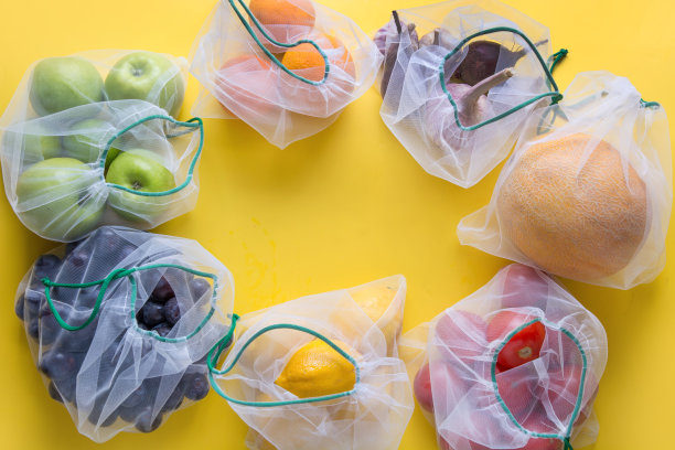 水果和蔬菜在可重复使用的环保网袋黄色背景。“零浪费”购物。生态的概念。停止污染。图片下载