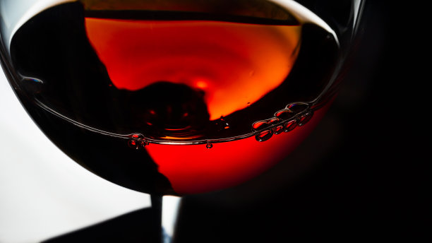 黑色反光，倒酒，拍摄黑色，壁纸，黑色背景，库存照片，微距拍摄，酒杯，慢动作图片下载