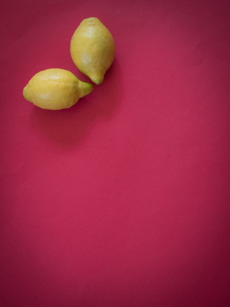 柠檬背景红色与复制空间图片下载