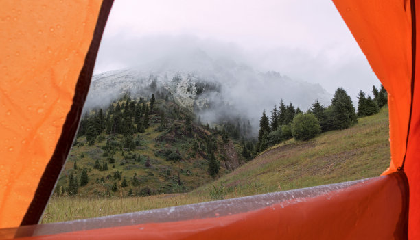 山帐篷雾天气图片下载