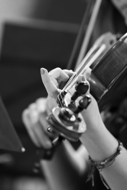 拉小提琴的女孩的手图片下载