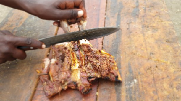 当地马赛村的烤山羊图片下载