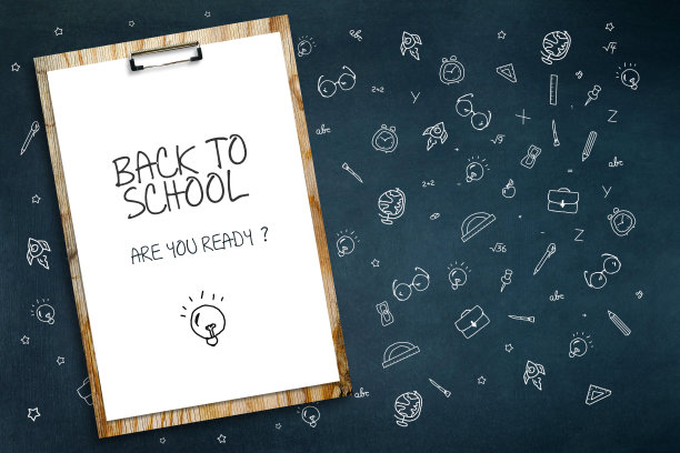 回学校，你准备好了，写在一张纸上。以各种学习用品为背景，手绘。背景。E图片下载