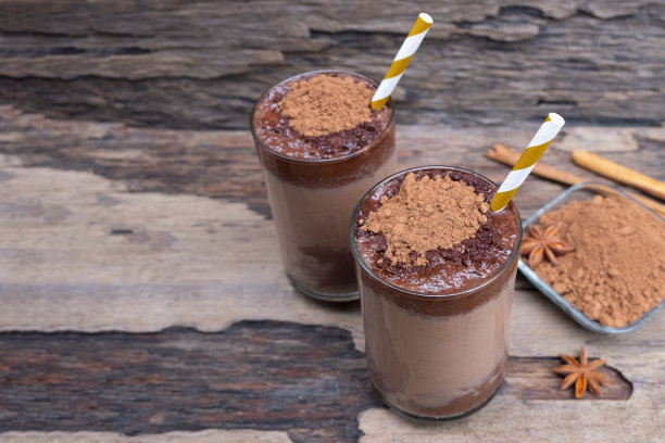 巧克力酸奶冰沙牛奶高蛋白饮料棕色放一个玻璃杯在一个木制的背景。图片下载
