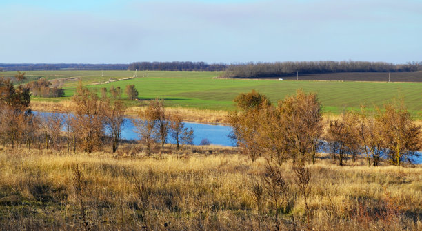 秋天的山谷与干草图片下载