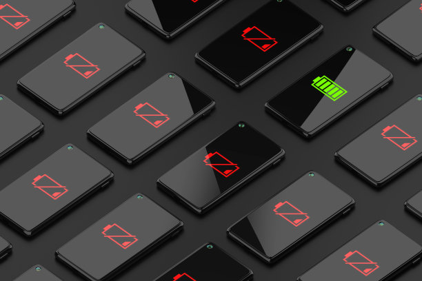 针对移动设备销售及点评业务的解决方案。一组屏幕上有红色放电图标的手机和一组屏幕上有绿色充满电图标的手机是不同的。图片下载