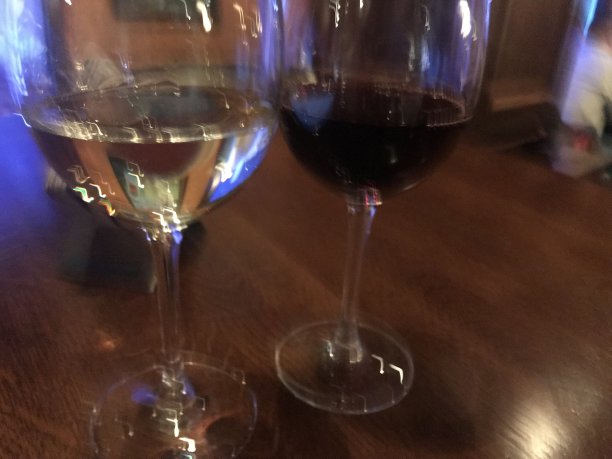 白葡萄酒和红葡萄酒图片下载