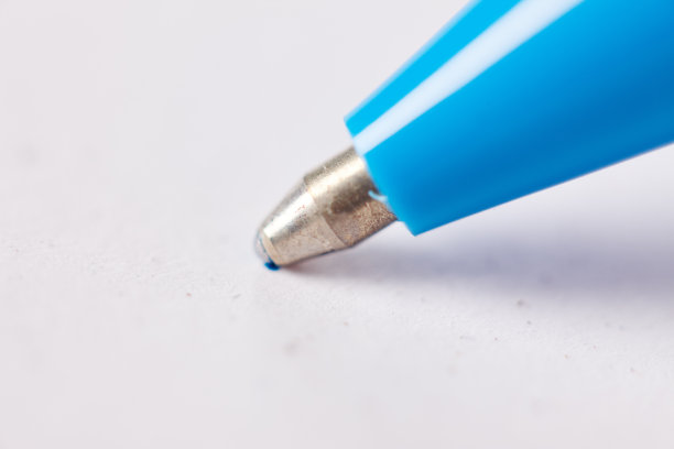 蓝色圆珠笔笔尖的微距镜头图片下载