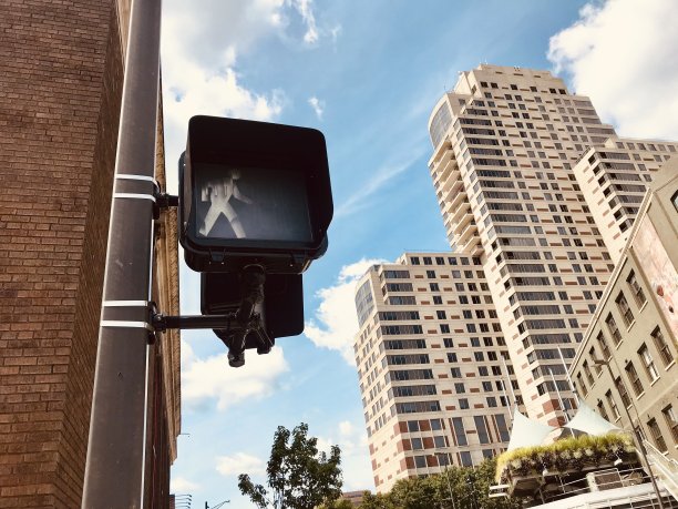 城市里的步行标志图片下载