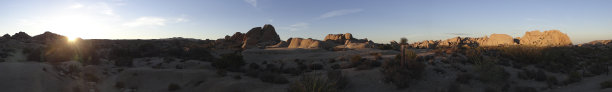 日落时约书亚树国家公园的石头形成的全景照片图片下载
