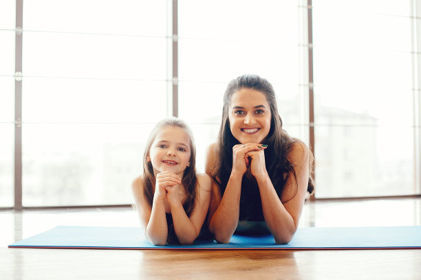 母女俩在体育馆训练图片下载