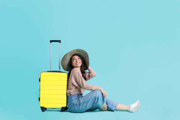 亚洲女性游客，她是兴奋的旅行。在工作室图片下载