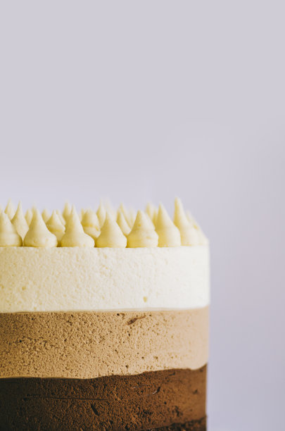 三个巧克力蛋糕图片下载