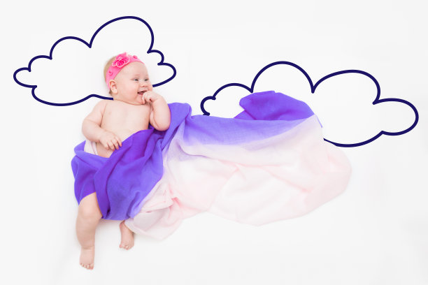 笑着的小女孩裹在云彩里，画着蝴蝶的翅膀图片下载