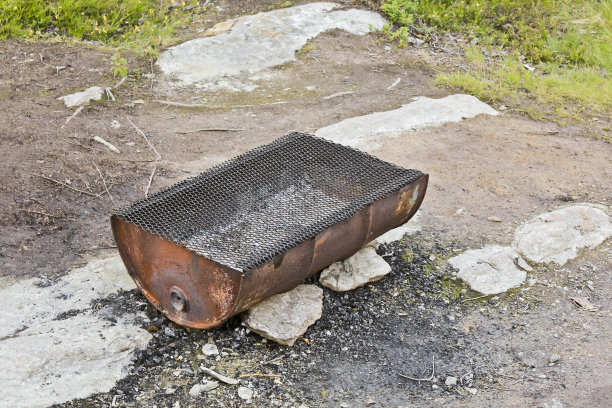 挪威自然的老木桶烧烤。森林里的自制烧烤和壁炉。图片下载