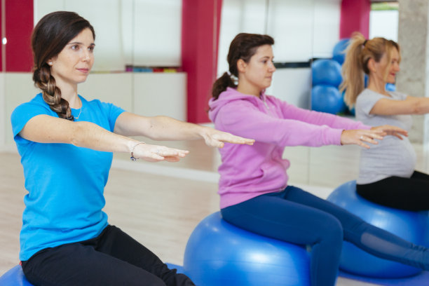 一群年轻女性在一家健康诊所练习瑜伽图片下载