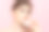 美模用白色的棉海绵把化妆品涂到皮肤上。模型看着孤立的粉红色背景的相机。图片下载