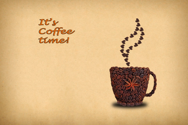 这是一杯咖啡和用咖啡豆制成的心的创意概念照片。题词“喝咖啡的时间到了!”图片下载
