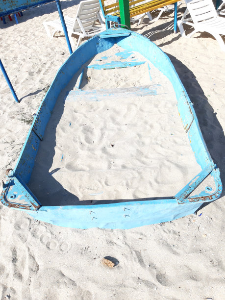 沙滩上的一条旧船。水运，古董，照片图片下载