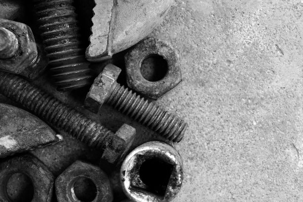 许多生锈的钢铁在水泥地面上拍黑白照片图片下载