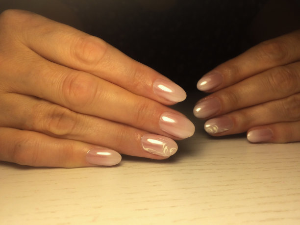 指甲护理。女人双手修指甲放在桌子上。特写照片。医疗保健图片下载