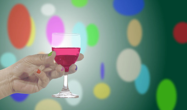 手持酒杯图片下载