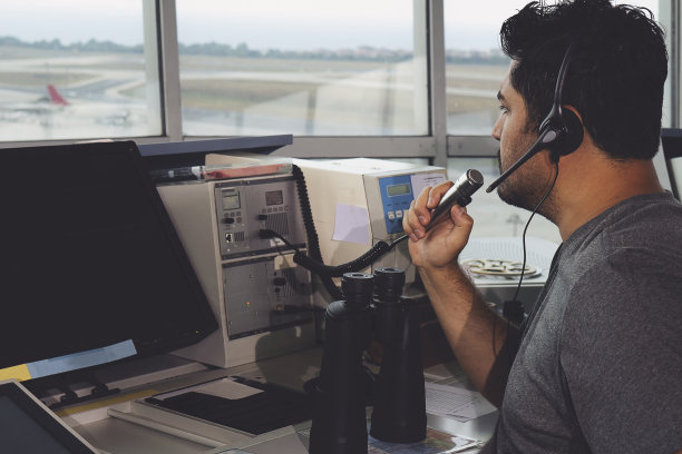 飞行指挥员在飞行指挥塔工作。图片下载